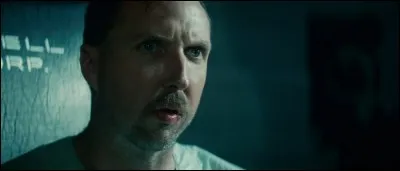 Le général Munro du "Cinquième Élément" tenait dans ce film le rôle de Leon Kowalski, qui assassine un Blade Runner lors d'un test Voight-Kampff, dans une scène d'ouverture mémorable !
Il se nomme :