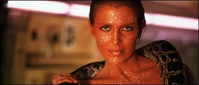 Avant d'incarner la pragmatique Dolores de "Roger Rabbit", elle était la mortelle Zhora/Salomé dans ce long-métrage. 
Il s'agit de :