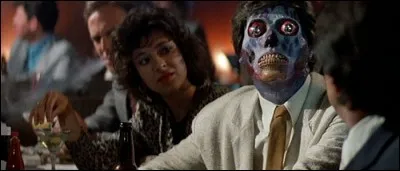 Comment le héros de "Invasion Los Angeles" arrive-t-il à voir les extra-terrestres qui ont envahi le monde ?