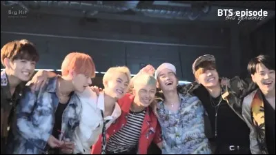 Quelle est la chanson qu'ils écoutent au début du MV "Fire" ?