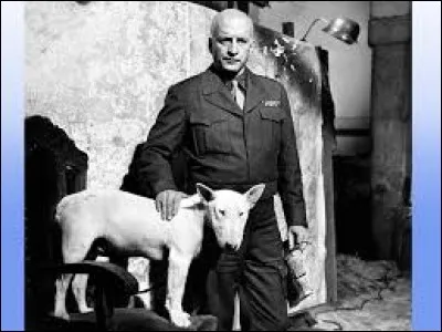 Décembre 1945 : La personne que vous voyez sur cette photo est décédée dans un accident de voiture. Quel est son nom ?