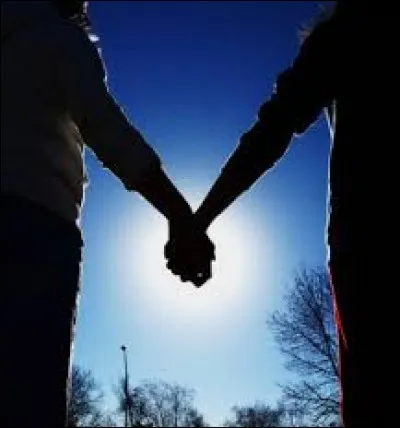 Qui a sorti ''Hold My Hand'' en duo avec Akon sur son premier album posthume ?