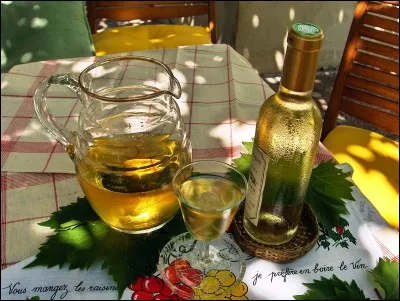 Dans une chanson, où boit-on le petit vin blanc ?