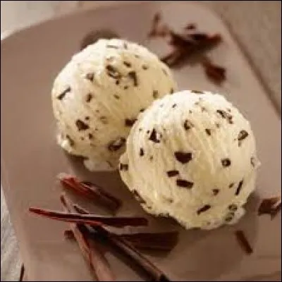 Quel est le nom de cette crème glacée à base de lait entier et crème fraîche à laquelle sont ajoutés des copeaux de chocolat ?