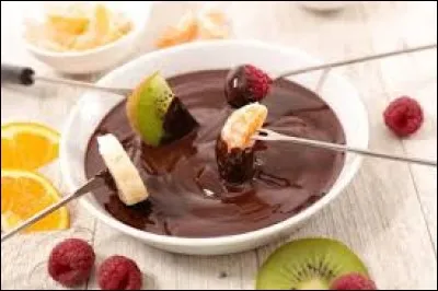 D'après la photo, quels sont les ingrédients que l'on trempe dans la fondue au chocolat ?