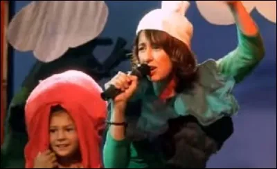 Dans quelle saison Fabienne chante-t-elle "Ça m'énerve" à la fête de l'école de Lucas ?