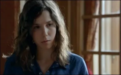 Sur cette image, que fait Charlotte ?