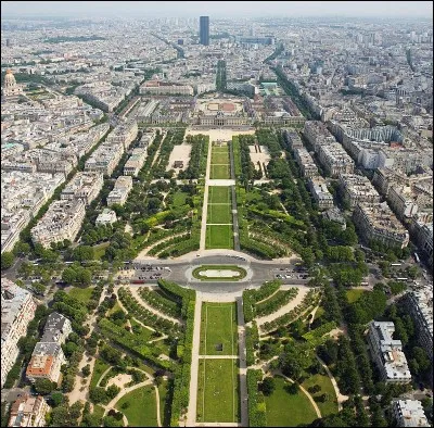Le __-de-Mars se situe à Paris.