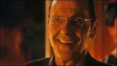 Au début du film, que reprochent les futurs mariés à Max ?