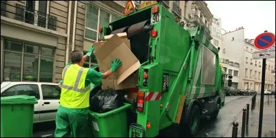 Ils travaillent en équipe, conducteurs et ramasseurs de poubelles, nettoyeurs. Qui sont-ils ?