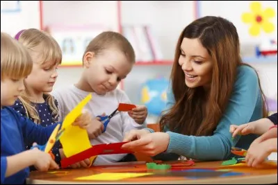 J'aide les maîtresses/maîtres dans les écoles maternelles, j'assiste les ateliers avec les enfants et je nettoie. Je suis...