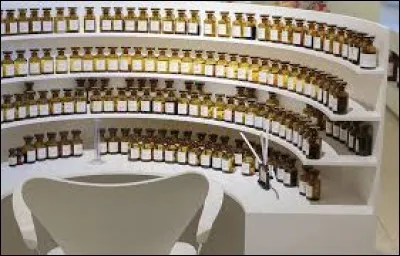 Les matières premières avec lesquelles travaille un nez sont rangées dans un meuble spécifique. Quel est son nom ?