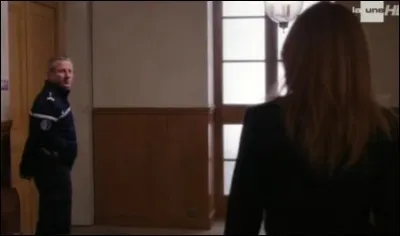 Juste après les archives, Alice arrive au palais, le lendemain matin. Comment se prénomme le gendarme ?