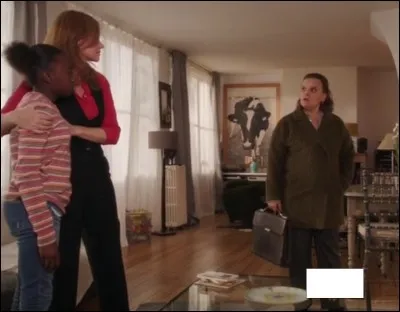 Qu'y a-t-il sur la table basse devant Mme Bosc ?