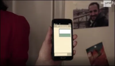 Quel est le message sur le téléphone ?