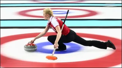 En curling, la cible qui doit être atteinte par la pierre est appelée...