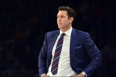 De quelle équipe Luke Walton est-il l'entraîneur ?