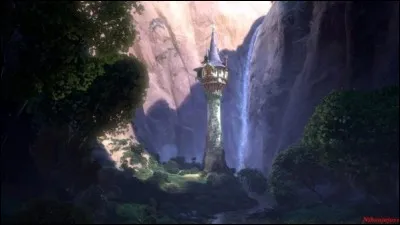 Quel objet de "La Belle au bois dormant" peut-on apercevoir dans la tour de "Raiponce" ?