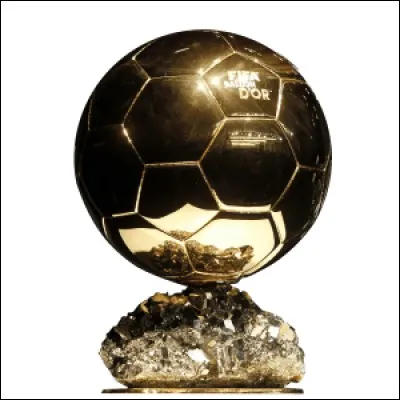 Quel joueur ayant obtenu le Ballon d'or a poursuivi sa carrière à l'âge le plus avancé ?