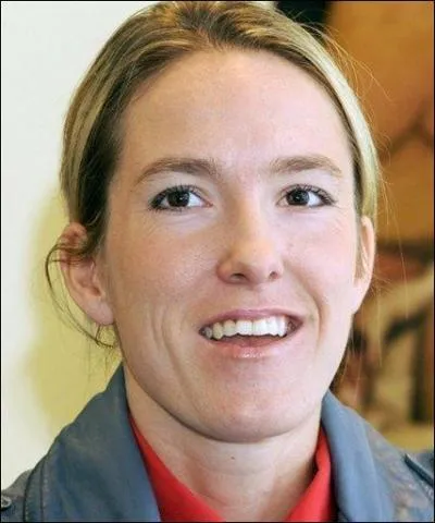 La petite belge qui monte ... au filet. Rollang Garros vainqueur 3 fois de suite ...