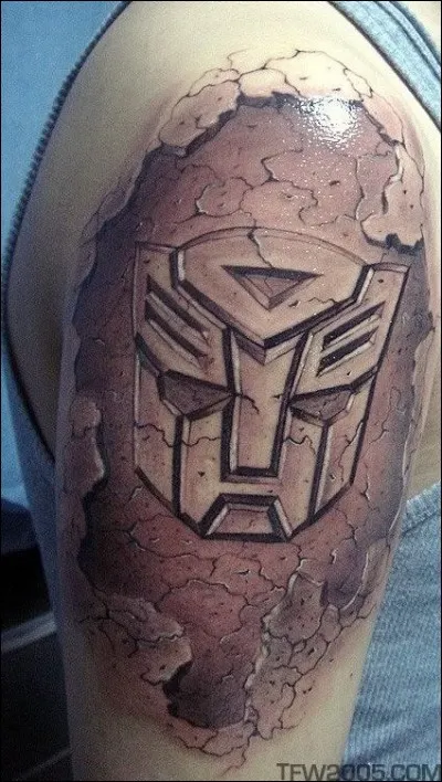 Quelle saga est représentée par ce tatouage ?