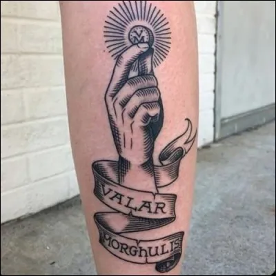 Quelle saga est représentée par ce tatouage ?