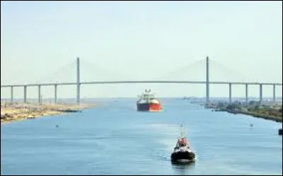 Quelle mer est reliée à la mer Méditerranée par le canal de Suez ?