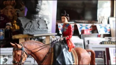 Rien de bien compliqué pour reconnaître qui est ainsi représentée en poupée, la fille d'une écossaise et d'un anglais, mariée à un prince grec et danois, adoratrice des chiens et des chevaux. Qui est-ce ?