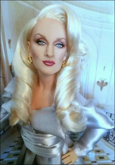 Cette poupée représente une blonde fatale, dans un film sur une actrice ne voulant pas vieillir, allant jusqu'à recourir à une drôle de magie pour cela. Quelle actrice est ainsi représentée ?