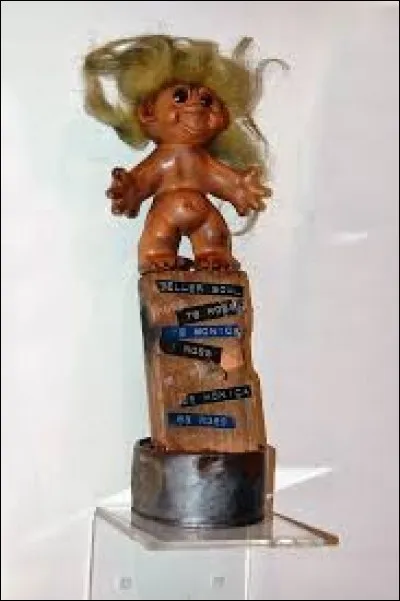 Cette poupée plutôt moche et très décoiffée, à l'allure de troll, est elle-même une célébrite. Elle a une fonction particulière et importante pour certains personnages célébrissimes de l'écran. Laquelle ?