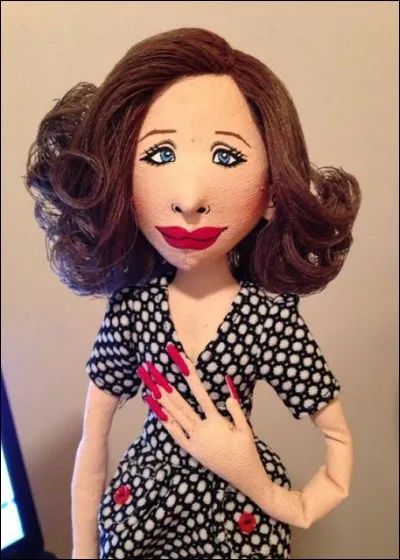 Cette poupée, pas forcément flatteuse et plutôt caricaturale, même si elle est un bel objet, représente une célébrité talentueuse, Barbra Streisand. Dans lequel de ses grands rôles ?