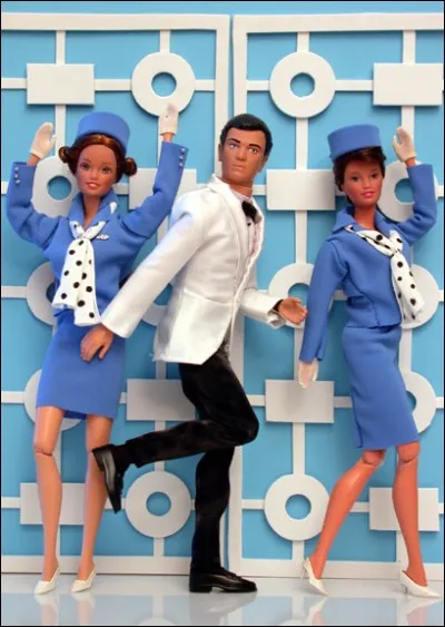 Ces trois poupées semblent sorties du film représenté ici, l'une est l'acteur principal, les deux autres sont les hôtesses de l'air intervenant dans le film. Qui est l'acteur que représente la poupée masculine ?