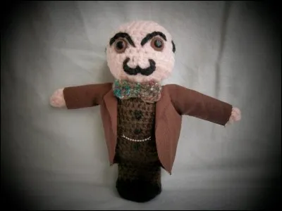 Encore une poupée bien reconnaissable que celle-ci, ne serait-ce qu'à la moustache, ornement indispensable à ce héros de création anglaise. Qui est-ce ?