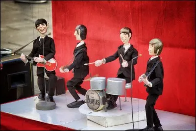 Ces poupées sont manifestement musiciennes, et pas très difficiles à reconnaître pour la génération qui a adoré la rupture de ton incroyable que ce groupe a apportée. Qui sont-ils ?