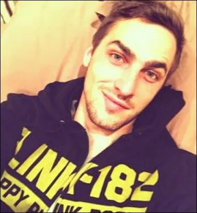 Comment s'appelait son chien qui est mort en 2018 ?