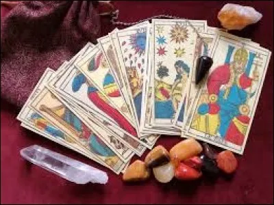 Quel jeu de cartes est souvent utilisé pour l'art divinatoire du tirage de cartes ?