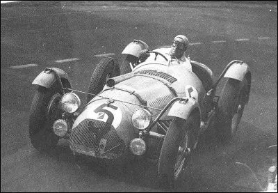 Son allure semble d'un autre âge mais elle remporte la victoire en 1950. Elle termine encore à des places d'honneur dans les trois éditions suivantes. Quelle est cette voiture ?