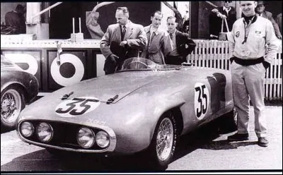 Pilotée par Maurice Trintignant et Harry Shell, elle se classe 6e en 1953. Quelle est cette voiture ?