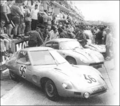 Elle prend la 10e place en 1954 puis, deux ans plus tard, les 10e,11e et 12e. Elle remporte le classement à l'indice de performance, établi en fonction de la cylindrée. Quelle est cette voiture?