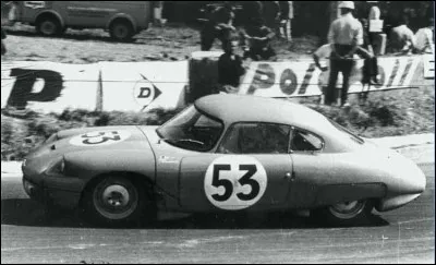 Avec son petit moteur de 700 cm3, elle prend la 16e place et remporte le classement à l'indice de performance en 1962. Quelle est cette voiture ?