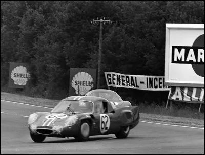 C'est la première fois depuis dix ans qu'une voiture française se classe dans les dix premiers : cette voiture prend la 9e place en 1966 puis en 1967. De quelle voiture s'agit-il ?