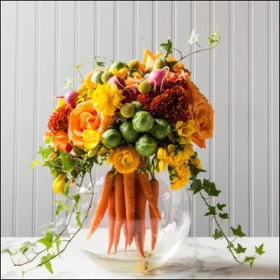 Cet amusant bouquet, mettant en valeur une botte de carottes, est très original. Même s'il ne conviendra pas de manger ces carottes ayant servi dans un bouquet, on dit qu'en manger rend aimable. D'où vient cette idée ?