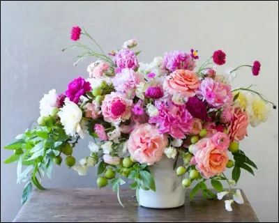 Ce ravissant bouquet aux teintes chaudes utilise entre autres des pivoines. Avant d'être classées dans un genre botanique à part entière, dans quelle famille les avait-on placées ?