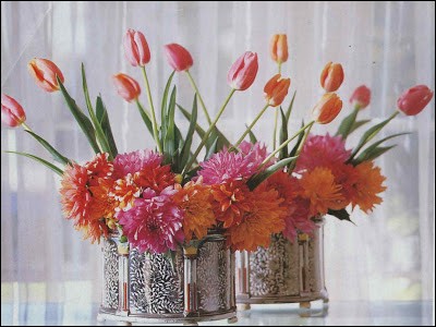 Quels beaux bouquets que ceux-ci, qui jouent sur la hauteur et le style des fleurs. Pour la partie sobre et haute, ce sont des tulipes, dont le nom vient du turc « turban ». De quelle façon a-t-on produit la jolie variété de "tulipe perroquet" (la tulipe aux pétales frangés et ondulés) ?