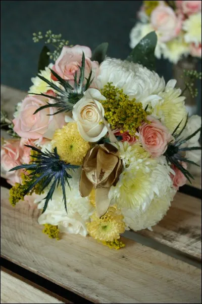 Ce très beau bouquet fait usage de chrysanthèmes, fleur malheureusement toute acquise à la mort, en France, alors qu'elle est utilisée en bouquet au Japon ou en Chine notamment. Que signifie le mot, étymologiquement ?