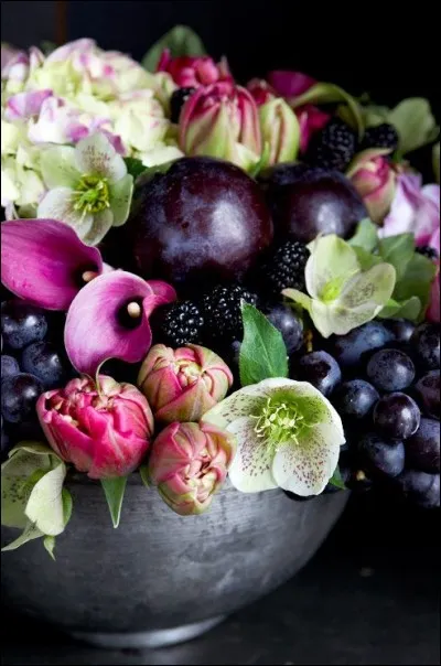 Ce bouquet rassemble des fruits faisant office de feuillage et jouant le contraste nécessaire avec les teintes douces des fleurs. Parmi ces fleurs, il y a des arums. Parmi les arums, il y en a de parfumés. Quel parfum très original produit, à votre avis, l'arum appelé « Arum balansanum » ?