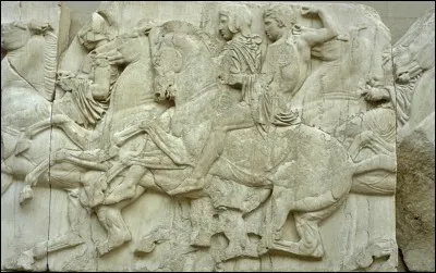 Sur quel monument peut-on trouver la frise des Panath&eacute;n&eacute;es ?