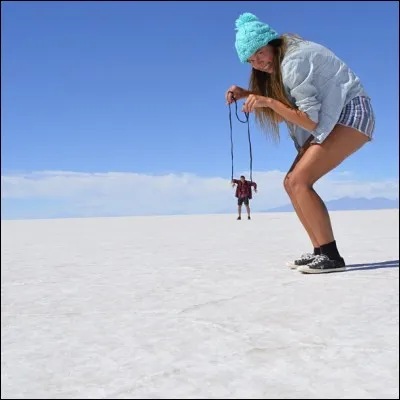 Quel chanteur qui 'construisait des marionnettes avec de la ficelle et du papier', vous rappelle cette photo?