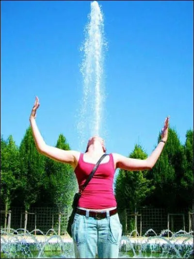 Quel lac est surplombé par un jet d'eau haut de 140 mètres ?