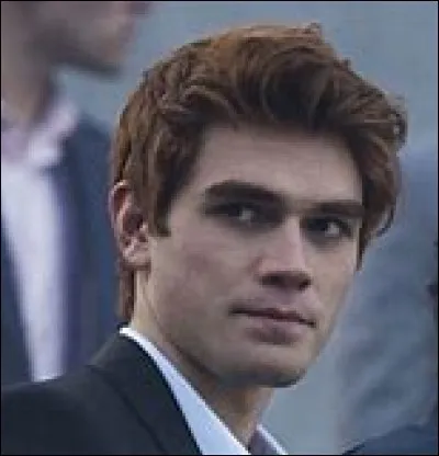 De qui Betty Cooper est-elle amoureuse au début de la série ?